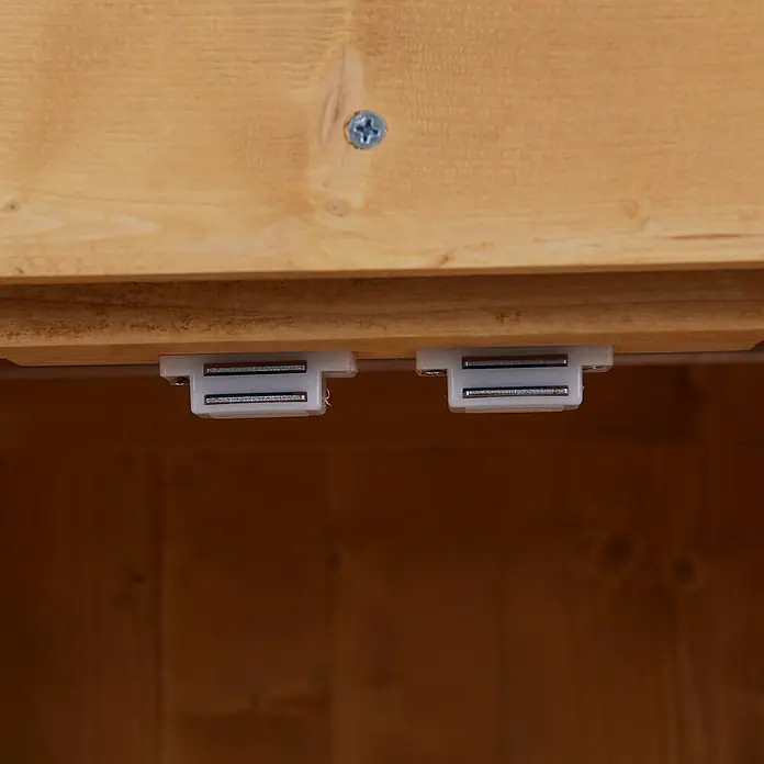 Outsunny Geräteschrank - Außenbreite inkl. Dachüberstand: 74 cm, Außentiefe inkl. Dachüberstand: 43 cm, Holz, Natur - Zwei weiße Magnetverschlüsse mit silbernen Platten unter einem hellen Holzpaneel montiert.
