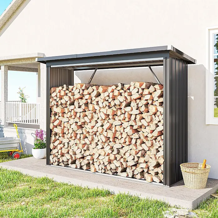 Outsunny Geräteschrank - Außenbreite inkl. Dachüberstand: 213 cm, Außentiefe inkl. Dachüberstand: 66,5 cm, Stahl, Dunkelgrau - Dunkelgrauer Metall-Kaminholzunterstand, gefüllt mit ordentlich gestapeltem Holz, auf einer Betonplatte neben einem weißen Haus.