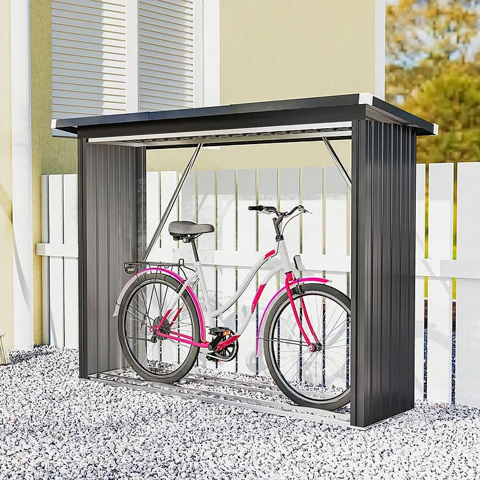 Outsunny Geräteschrank - Außenbreite inkl. Dachüberstand: 213 cm, Außentiefe inkl. Dachüberstand: 66,5 cm, Stahl, Dunkelgrau - Dunkelgrauer Metall-Fahrradunterstand auf Kies, beherbergt ein weiß-rosa Fahrrad. Steht an einem weißen Zaun und Haus.