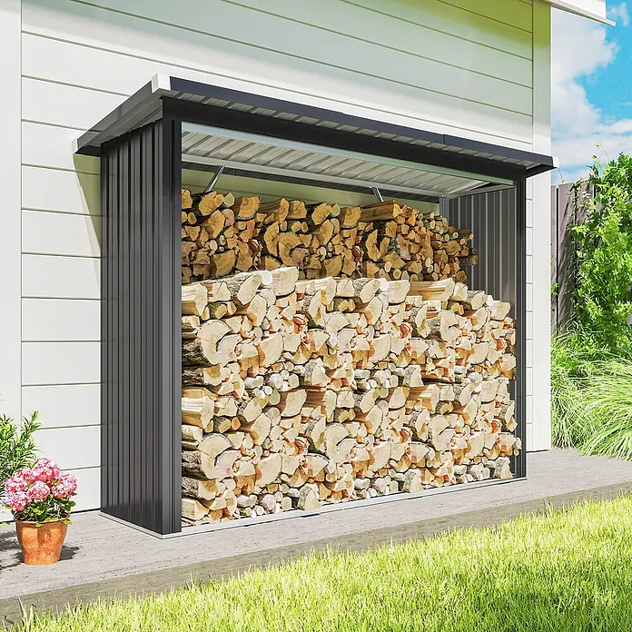 Outsunny Geräteschrank - Außenbreite inkl. Dachüberstand: 213 cm, Außentiefe inkl. Dachüberstand: 66,5 cm, Stahl, Dunkelgrau - Schwarzer Metall-Holzunterstand, gefüllt mit Holzscheiten, an einer Hauswand zur organisierten Lagerung im Freien.