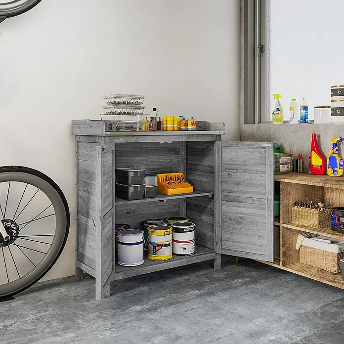 Outsunny Geräteschrank - Außenbreite inkl. Dachüberstand: 83 cm, Außentiefe inkl. Dachüberstand: 40 cm, Holz, Grau - Verwitterter grauer Holzschrank mit geöffneten Türen, der Regale voller Farbdosen, Werkzeuge und Kisten in einem Hauswirtschaftsraum zeigt.