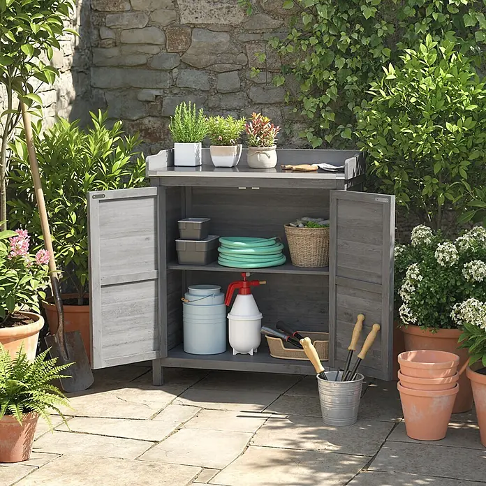 Outsunny Geräteschrank - Außenbreite inkl. Dachüberstand: 83 cm, Außentiefe inkl. Dachüberstand: 40 cm, Holz, Grau - Graue hölzerne Pflanzbank mit offenen Türen, gefüllt mit Gartengeräten und Zubehör, im sonnigen Garten.