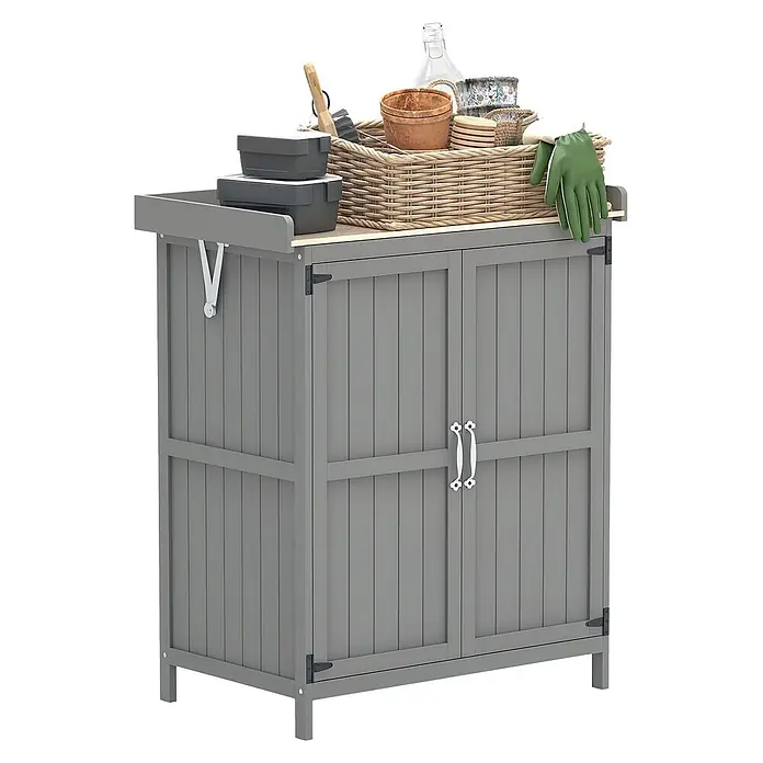 Outsunny Geräteschrank Grau, 74cm x 43cm x 88cm - Außenbreite inkl. Dachüberstand: 74 cm, Außentiefe inkl. Dachüberstand: 43 cm, Holz, Grau - Grauer Holz-Gartenschrank mit heller Holzplatte. Ein Korb mit Gartengeräten und Töpfen steht auf der Oberfläche.