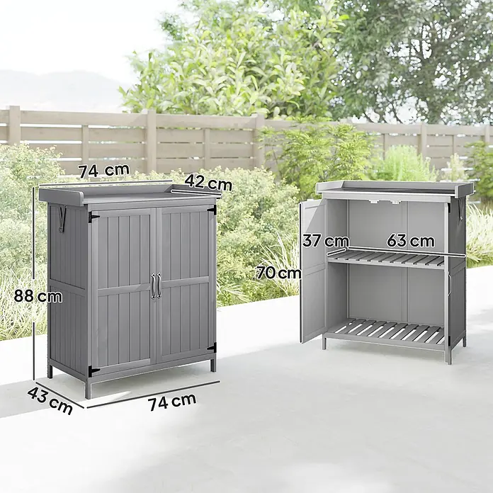 Outsunny Geräteschrank Grau, 74cm x 43cm x 88cm - Außenbreite inkl. Dachüberstand: 74 cm, Außentiefe inkl. Dachüberstand: 43 cm, Holz, Grau - Grauer Outdoor-Schrank: geschlossen (88x74x43cm) und offen (innen Regalhöhe 70cm, 37x63cm T/B) auf Terrasse.