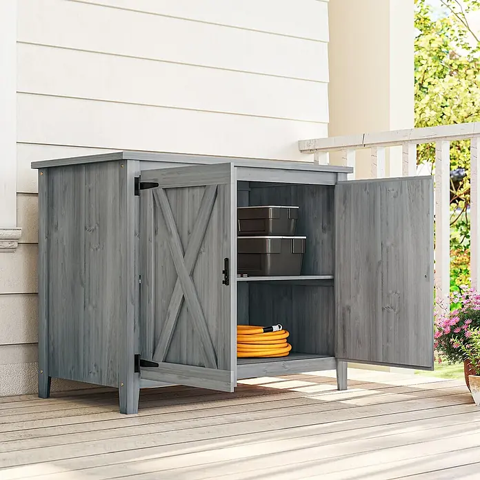 Outsunny Geräteschrank - Außenbreite inkl. Dachüberstand: 110 cm, Außentiefe inkl. Dachüberstand: 60 cm, Holz, Hellgrau - Grauer Outdoor-Schrank aus verwittertem Holz mit geöffneten Stalltüren auf einer Terrasse, mit Behältern und Schlauch.