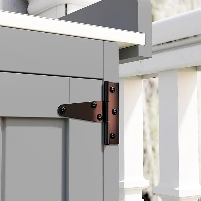Outsunny Geräteschrank Grau, 74cm x 43cm x 88cm - Außenbreite inkl. Dachüberstand: 74 cm, Außentiefe inkl. Dachüberstand: 43 cm, Holz, Grau - Dunkelbrauner T-Scharnier mit Schrauben an einer hellgrauen Schranktür montiert.