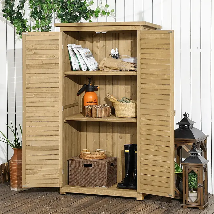 Outsunny Geräteschrank - Außenbreite inkl. Dachüberstand: 87 cm, Außentiefe inkl. Dachüberstand: 46,5 cm, Holz, Naturholz - Hellbrauner Outdoor-Holzschrank mit offenen Türen, zeigt Gartengeräte, Stiefel und Zubehör auf seinen Regalen.