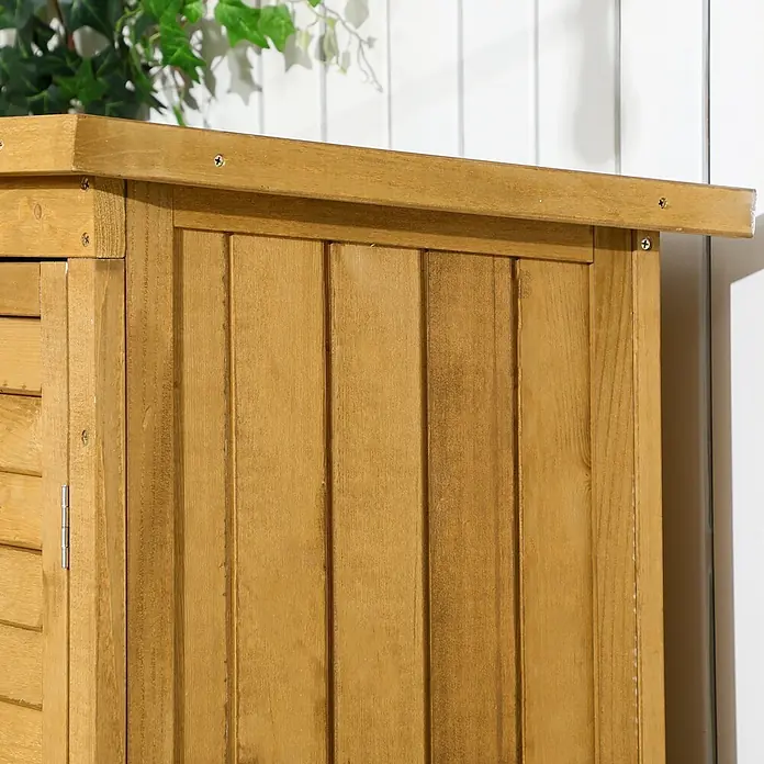 Outsunny Geräteschrank - Außenbreite inkl. Dachüberstand: 87 cm, Außentiefe inkl. Dachüberstand: 46,5 cm, Holz, Naturholz - Nahaufnahme eines hellbraunen Holz-Gartenschranks oder -Schuppens mit vertikalen Paneelen und sichtbaren Schrauben.