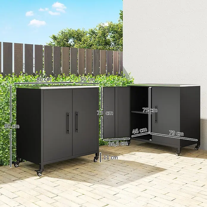 Outsunny Geräteschrank - Außenbreite inkl. Dachüberstand: 80 cm, Außentiefe inkl. Dachüberstand: 50 cm, Metall, Schwarz - Zwei schwarze Outdoor-Schränke mit Metallplatten und Rollen auf einer Terrasse, mit Maßen wie 90 cm Höhe und 80 cm Breite.