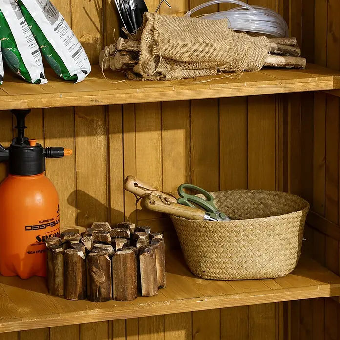 Outsunny Geräteschrank - Außenbreite inkl. Dachüberstand: 87 cm, Außentiefe inkl. Dachüberstand: 46,5 cm, Holz, Naturholz - Gartenzubehör auf Holzregalen: Säcke, orange Sprühflasche, Werkzeuge im Korb und Holz.