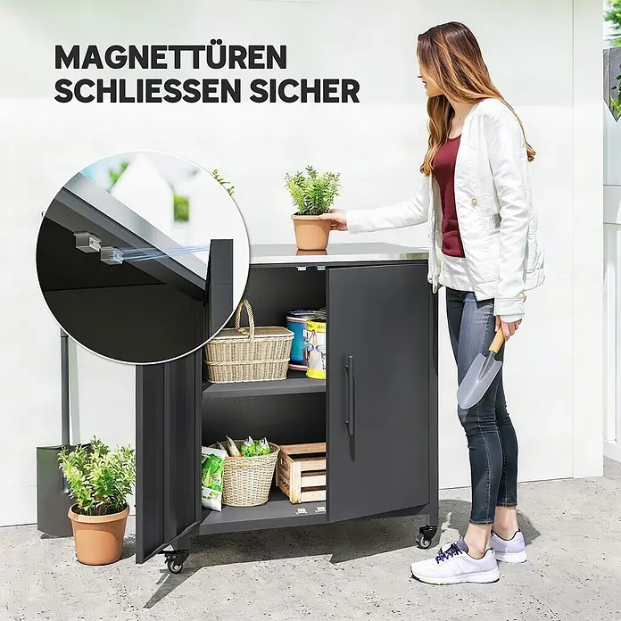 Outsunny Geräteschrank - Außenbreite inkl. Dachüberstand: 80 cm, Außentiefe inkl. Dachüberstand: 50 cm, Metall, Schwarz - Dunkelgrauer Outdoor-Schrank auf Rollen mit heller Platte und magnetischen Türverschlüssen, offen gezeigt.