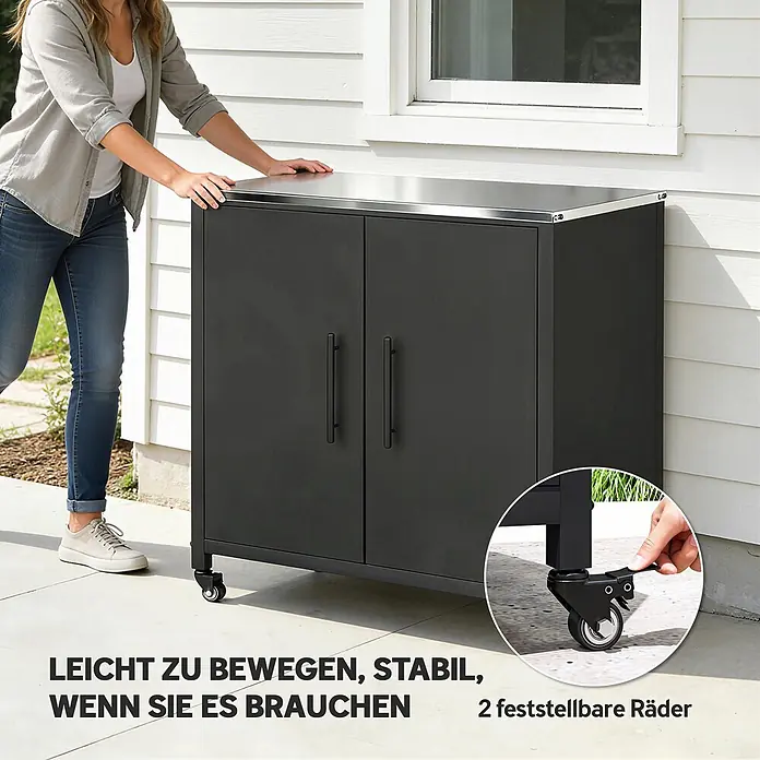 Outsunny Geräteschrank - Außenbreite inkl. Dachüberstand: 80 cm, Außentiefe inkl. Dachüberstand: 50 cm, Metall, Schwarz - Schwarzer Outdoor-Aufbewahrungsschrank mit Edelstahlplatte auf Rollen, von einer Person bewegt. Einsatz zeigt Hand beim Feststellen eines Rades.