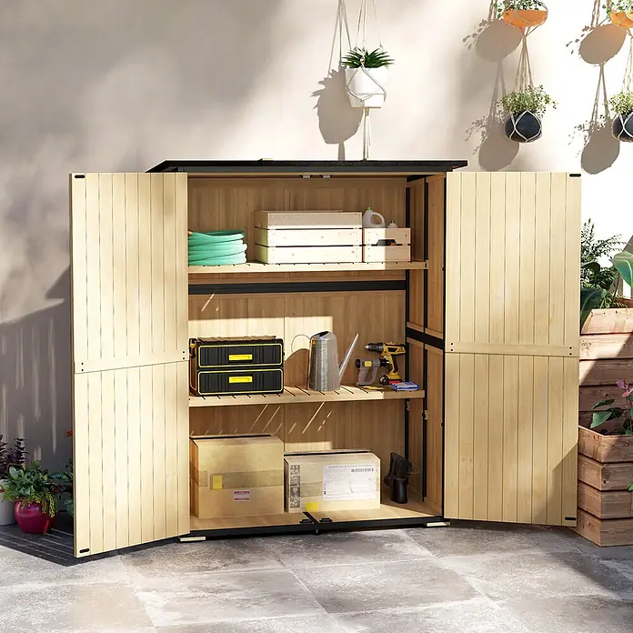Outsunny Geräteschrank - Außenbreite inkl. Dachüberstand: 140 cm, Außentiefe inkl. Dachüberstand: 74 cm, Holz, Naturholz - Offener Gartenschrank aus hellem Holz mit schwarzem Rahmen auf einer Terrasse, Regale mit Gartenwerkzeugen und Zubehör.