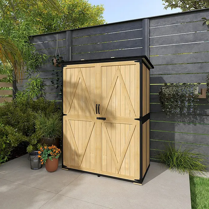 Outsunny Geräteschrank - Außenbreite inkl. Dachüberstand: 140 cm, Außentiefe inkl. Dachüberstand: 74 cm, Holz, Naturholz - Gartenlagerschuppen aus Holz mit schwarzen Beschlägen, Doppeltüren und vor einem dunklen Zaun auf einer Terrasse.