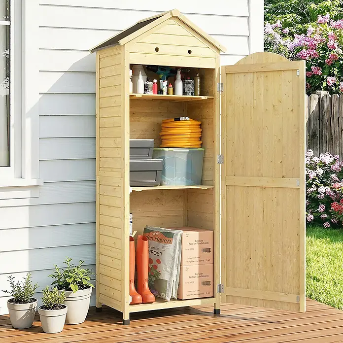 Outsunny Geräteschrank - Außenbreite inkl. Dachüberstand: 85 cm, Außentiefe inkl. Dachüberstand: 58 cm, Holz, Naturholz - Heller Holz-Gartenschrank mit Giebeldach, offene Türen zeigen Regale mit Gartenwerkzeugen und Zubehör auf einer Terrasse.