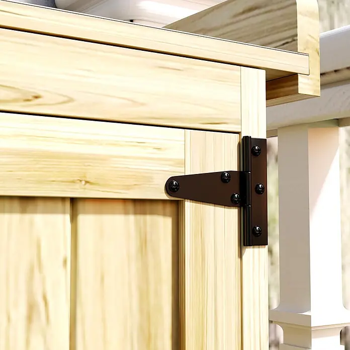 Outsunny Geräteschrank - Außenbreite inkl. Dachüberstand: 74 cm, Außentiefe inkl. Dachüberstand: 43 cm, Holz, Naturholz - Mattschwarzes T-Scharnier an einer hellen Holztür, neben einem weißen Pfosten.