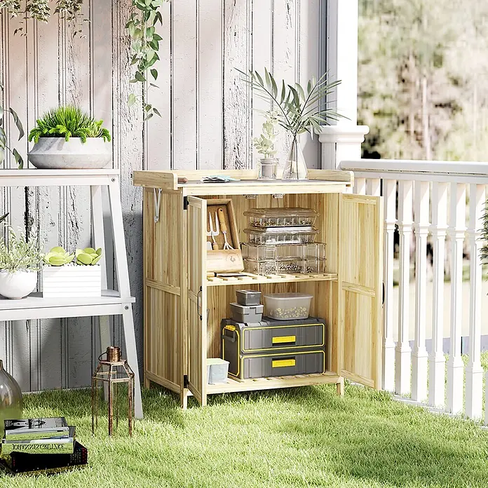 Outsunny Geräteschrank - Außenbreite inkl. Dachüberstand: 74 cm, Außentiefe inkl. Dachüberstand: 43 cm, Holz, Naturholz - Helles Holz-Outdoor-Aufbewahrungsschrank mit offenen Türen, der Gartengeräte und transparente Behälter zeigt.