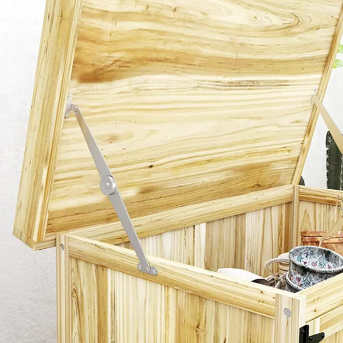 Outsunny Geräteschrank - Außenbreite inkl. Dachüberstand: 74 cm, Außentiefe inkl. Dachüberstand: 43 cm, Holz, Naturholz - Helle Holz-Aufbewahrungsbox mit offenem Deckel, gestützt von einem silbernen Scharnier, mit Gartenartikeln.