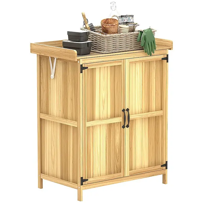 Outsunny Geräteschrank - Außenbreite inkl. Dachüberstand: 74 cm, Außentiefe inkl. Dachüberstand: 43 cm, Holz, Naturholz - Heller Holzschrank für den Außenbereich mit zwei Türen, schwarzen Beschlägen und einer Ablage mit Korb, Gartengeräten, Töpfen, Brotdosen und Handschuhen.