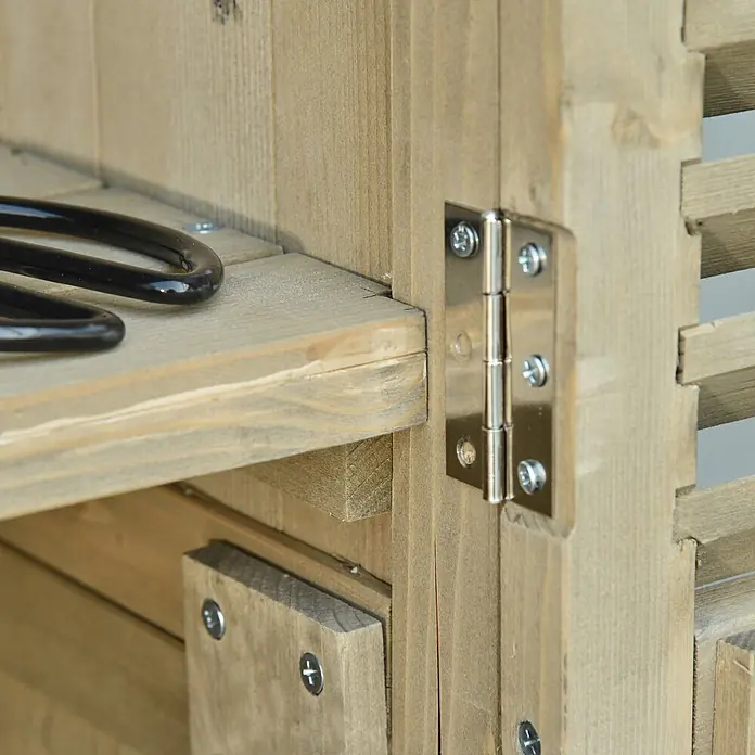 Outsunny Geräteschrank - Außenbreite inkl. Dachüberstand: 87 cm, Außentiefe inkl. Dachüberstand: 46,5 cm, Holz, Grau - Detail eines hellen Holzregals und Schrankinneren mit einem silbernen Metallscharnier und einem schwarzen Metallgegenstand auf dem Regal.