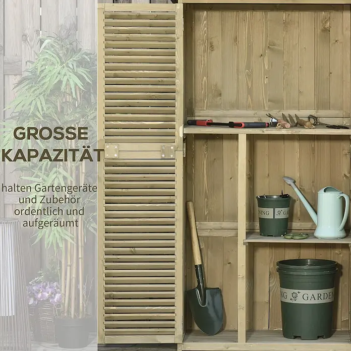 Outsunny Geräteschrank - Außenbreite inkl. Dachüberstand: 87 cm, Außentiefe inkl. Dachüberstand: 46,5 cm, Holz, Grau - Holz-Gartenschrank mit Lamellentür, gefüllt mit Gartengeräten und Töpfen, in einer Gartenumgebung.