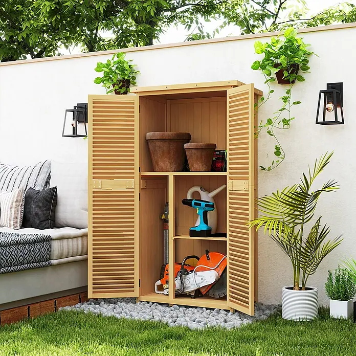 Outsunny Geräteschrank - Außenbreite inkl. Dachüberstand: 87 cm, Außentiefe inkl. Dachüberstand: 46,5 cm, Holz, Gelb - Outdoor-Holzschrank mit Lamellentüren, offen in einer Gartenszene, zur Aufbewahrung von Gartengeräten und Töpfen.
