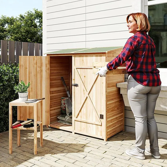 Outsunny Gartenschrank Naturholz 140L x 75B x 157H cm -  - Gartenschuppen aus Holz mit grünem Dach, geöffnet und für Gartenwerkzeuge genutzt. Praktische Aufbewahrungslösung für draußen.
