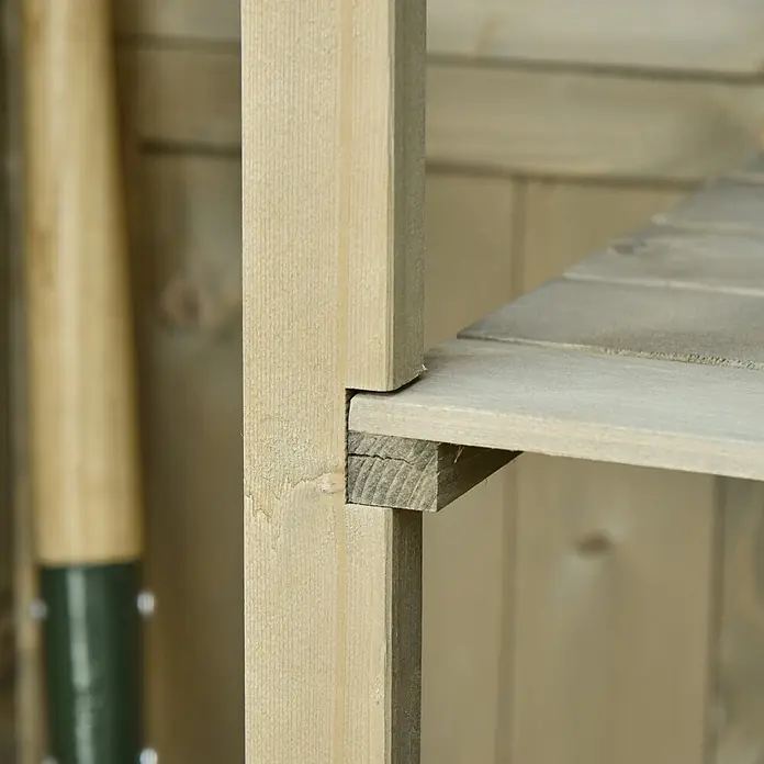 Outsunny Geräteschrank - Außenbreite inkl. Dachüberstand: 87 cm, Außentiefe inkl. Dachüberstand: 46,5 cm, Holz, Grau - Nahaufnahme eines hellen Holzregals, das ein Regalbrett zeigt, das an einem vertikalen Stützbalken befestigt ist.