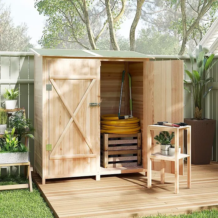 Outsunny Gartenschrank Naturholz 140L x 75B x 157H cm -  - Gartenschuppen aus Holz mit grünem Dach, Tür offen mit Schlauch und Werkzeugen auf einer Holzterrasse.