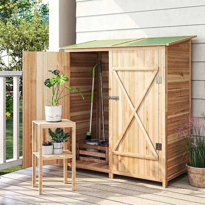 Outsunny Gartenschrank Naturholz 140L x 75B x 157H cm -  - Hölzerner Gartenschuppen mit grünem Schrägdach und zwei Türen, eine offen mit Gartengeräten, auf einer Holzterrasse.