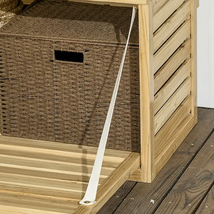 Outsunny Geräteschrank - Außenbreite inkl. Dachüberstand: 80 cm, Außentiefe inkl. Dachüberstand: 45 cm, Holz, Naturholz - Hölzernes Latten-Stauraummodul mit offenem, von einem Gurt gehaltenen Deckel und braunem Korb, auf einer Holzterrasse.