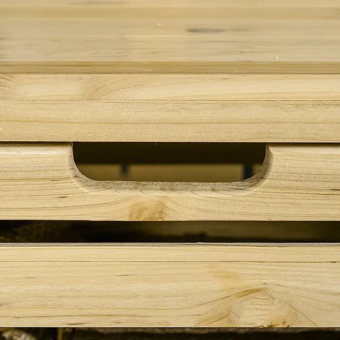 Outsunny Geräteschrank - Außenbreite inkl. Dachüberstand: 80 cm, Außentiefe inkl. Dachüberstand: 45 cm, Holz, Naturholz - Nahaufnahme eines hellen Holzgriffs, der in eine Holzplatte geschnitten ist und natürliche Maserung zeigt.