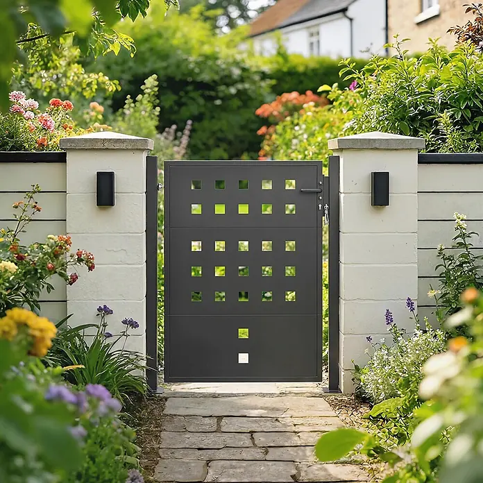 Outsunny Gartentor - 4 x 130 cm, Dunkelgrau, Stahl - Dunkelgraues Metall-Gartentor mit quadratischen Aussparungen, zwischen weißen Säulen, führt zu einem Gartenweg.