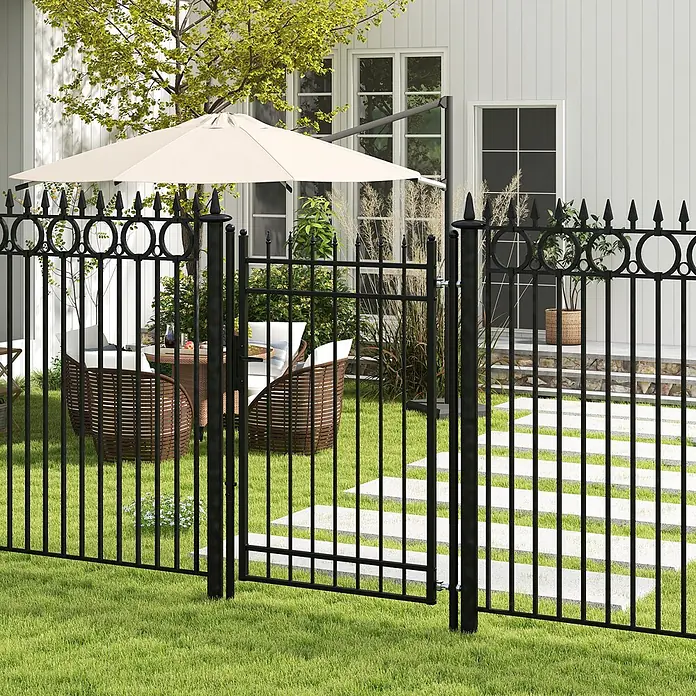 Outsunny Gartentor - 12 x 204 cm, Schwarz, Stahl - Schwarzer Metallzaun mit Zierspitzen und offenem Tor, der einen Gartenbereich umgrenzt.