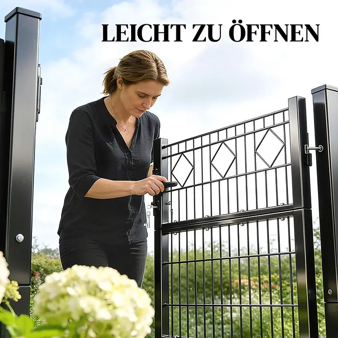 Outsunny Gartentor - 6 x 131 cm, Dunkelgrau, Metall - Frau öffnet ein schwarzes Metall-Gartentor, das seine leichte Öffnung hervorhebt.