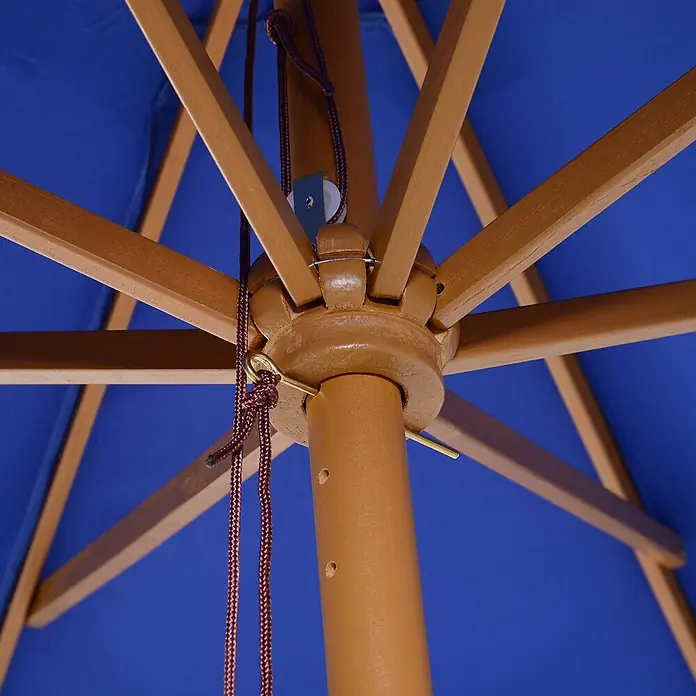 Outsunny Marktschirm rund - Blau, Durchmesser Bespannung: 300 cm - Nahaufnahme des Holzrahmens eines blauen Terrassenschirms, mit Mittelstange, Speichen und Seilzugsystem.