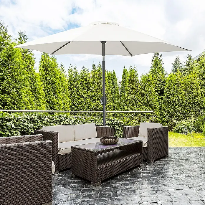 Outsunny Marktschirm rund - Weiß/Beige, Durchmesser Bespannung: 260 cm - Dunkelbraune Rattan-Gartenmöbel mit hellen Kissen, passendem Couchtisch und weißem Sonnenschirm auf gepflasterter Terrasse.