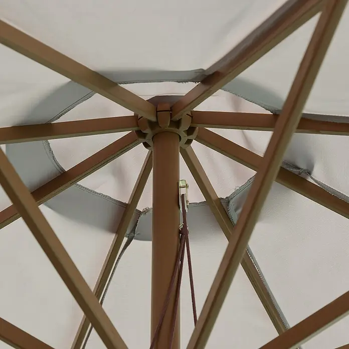 Outsunny Marktschirm rund - Hellgrau, Durchmesser Bespannung: 300 cm - Unterseite eines geöffneten Sonnenschirms mit braunen Holzstreben und Mittelstange, der ein weißes Stoffdach trägt.