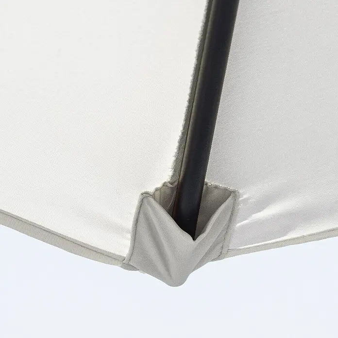 Outsunny Marktschirm rund - Weiß/Beige, Durchmesser Bespannung: 260 cm - Helle Stoffbespannung eines Sonnenschirms mit schwarzer Stange in einer Stofftasche, die ihre Webstruktur zeigt.