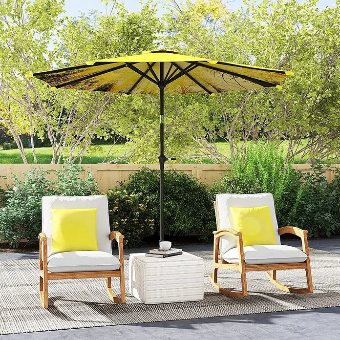 Outsunny Marktschirm rund - Gelb, Durchmesser Bespannung: 294 cm - Outdoor-Terrasse mit zwei hölzernen Schaukelstühlen, gelben Kissen, einem gemusterten Hocker und einem großen gelben Sonnenschirm.