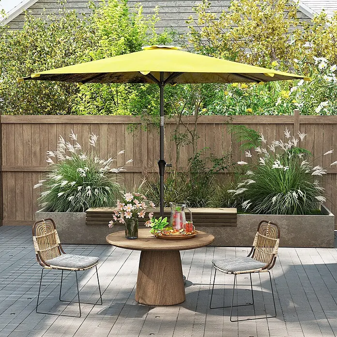 Outsunny Marktschirm rund - Gelb, Durchmesser Bespannung: 294 cm - Outdoor-Essgruppe mit rundem Holztisch, zwei Rattan-Stühlen mit Kissen und gelbem Sonnenschirm auf der Terrasse.
