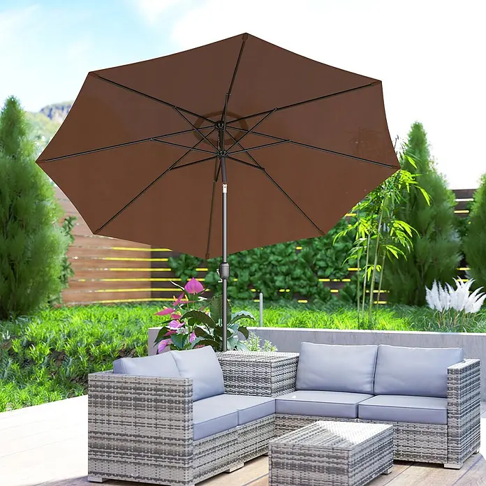 Outsunny Marktschirm rund - Braun, Durchmesser Bespannung: 295 cm - Brauner Sonnenschirm spendet Schatten über einem grauen Polyrattan-Gartensofa-Set in einem sonnigen Garten.