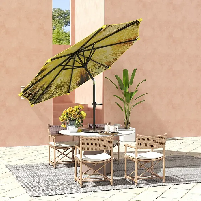 Outsunny Marktschirm rund - Gelb, Durchmesser Bespannung: 294 cm - Outdoor-Esstischgruppe mit rundem weißen Tisch, Rattan-Stühlen und einem gelben Schirm mit Waldmuster.