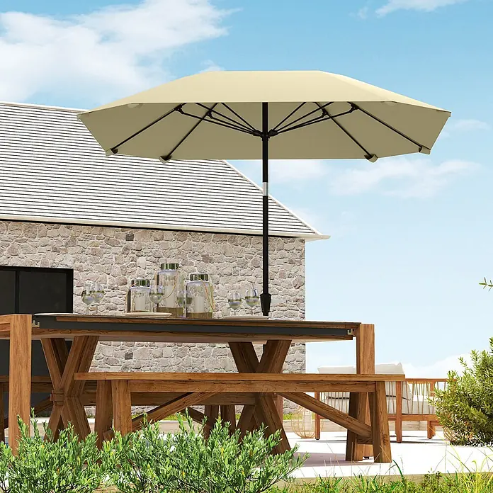 Outsunny Marktschirm rund - Durchmesser Bespannung: 233 cm - Creme-Sonnenschirm beschattet eine hölzerne Outdoor-Essgruppe mit Bänken.