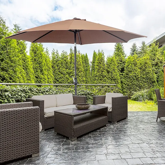 Outsunny Marktschirm rund - Braun, Durchmesser Bespannung: 295 cm - Dunkelbraune Rattan-Gartenmöbel mit beigen Kissen und großem braunen Sonnenschirm auf einer Terrasse.