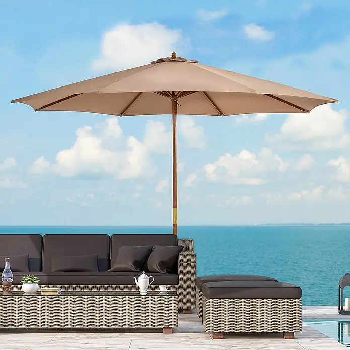 Outsunny Marktschirm rund - Khaki/Braun, Durchmesser Bespannung: 300 cm - Outdoor-Gartenmöbelset aus Korbgeflecht mit dunklen Polstern und beigem Sonnenschirm, mit Meerblick.