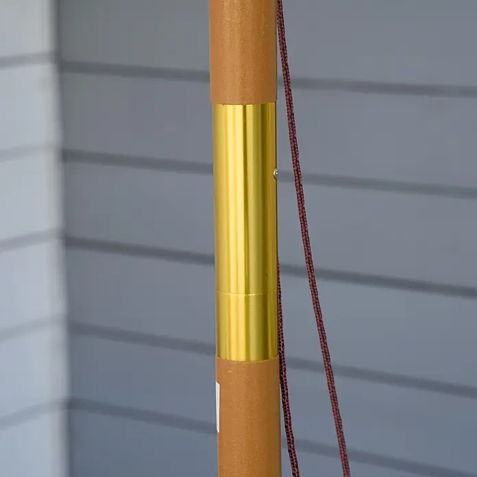 Outsunny Marktschirm rund - Khaki/Braun, Durchmesser Bespannung: 300 cm - Stange mit goldenem Metallteil, matten braunen Ober- und Unterteilen und einem dunkelroten Seil daneben.
