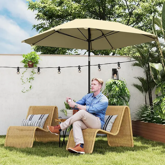 Outsunny Marktschirm rund - Durchmesser Bespannung: 233 cm - Zwei natürliche Korbsessel im Garten, einer von einem Mann besetzt.