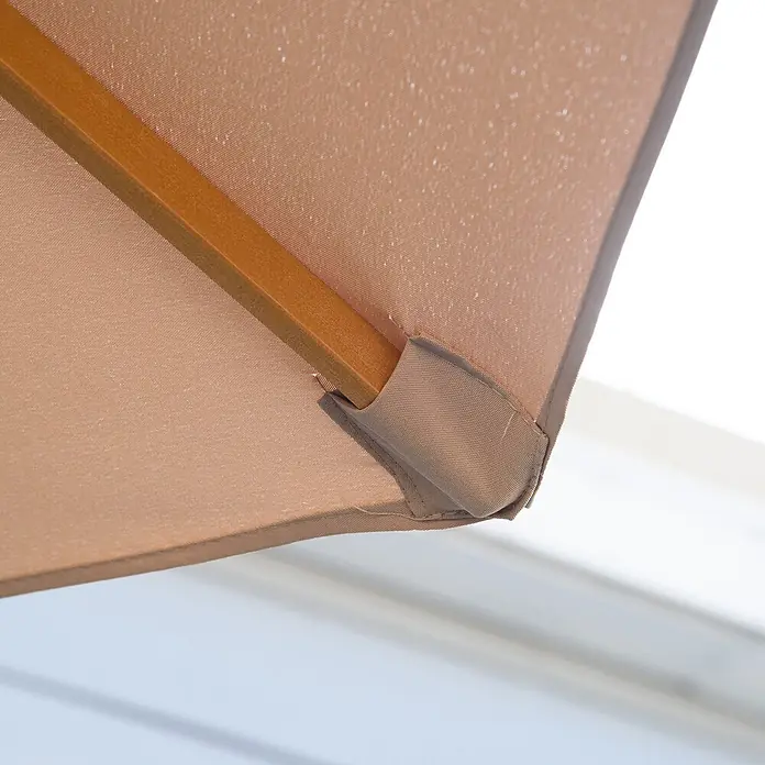 Outsunny Marktschirm rund - Khaki/Braun, Durchmesser Bespannung: 300 cm - Hellbrauner Schirmstoff mit feiner Textur, reflektierenden Punkten und einer Stofftasche, gestützt von einem Holzarm.