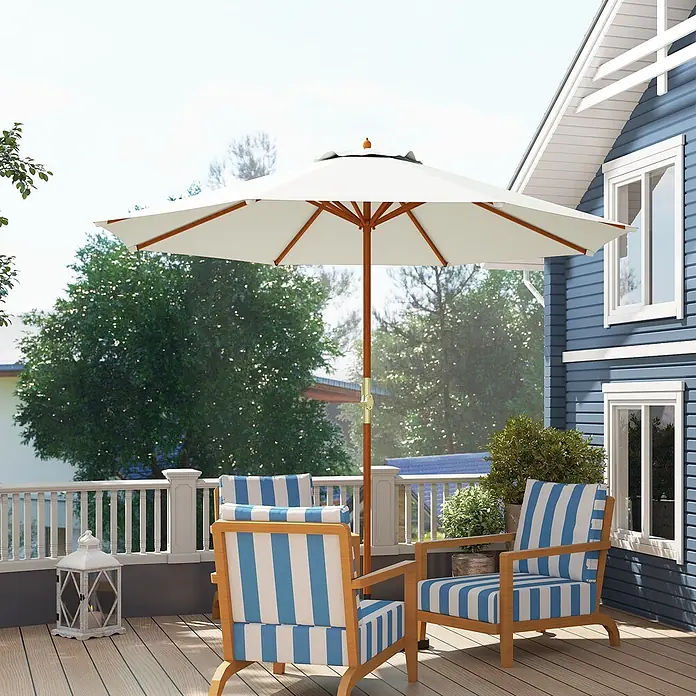 Outsunny Marktschirm rund - Weiß, Durchmesser Bespannung: 270 cm - Cremefarbener Terrassenschirm mit Holzstange, spendet Schatten für blau-weiß gestreifte Outdoor-Stühle auf einer Holzterrasse.